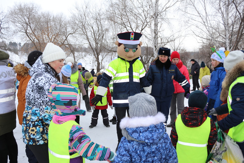Воспользовались случаем: инспекторы ГИБДД Каменска-Уральского провели акцию во время Дня снега. Детей привлек Валентин Светофоров