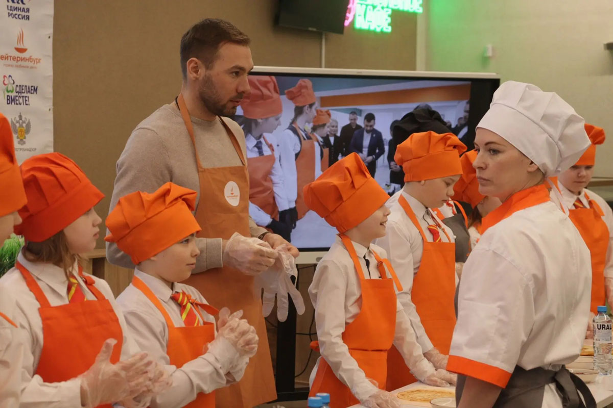 Антон Шипулин провёл мастер-класс по здоровому питанию для школьников в Каменске-Уральском | Антон Шипулин встретился со школьниками центра «Аксиома» в Каменске-Уральском