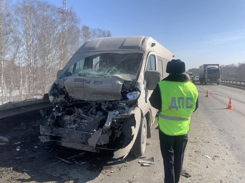 Отвлекся от дороги: водитель микроавтобуса устроил ДТП с четырьмя пострадавшими | Четверо пострадали в результате ДТП с микроавтобусом под Екатеринбургом