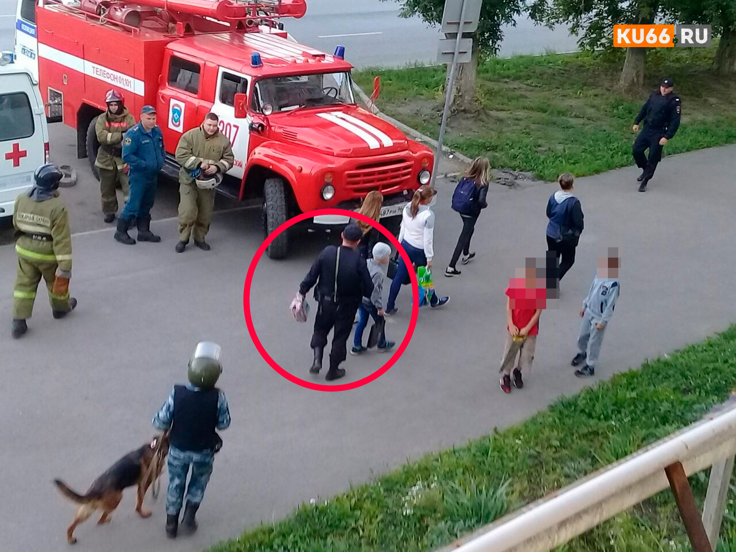 МЧС, полиция, медики и газовики по тревоге прибыли к офису МФЦ в Каменске-Уральском на ул. Алюминиевую — кто-то оставил дамскую сумку МЧС, полиция, медики и газовики по тревоге прибыли к офису МФЦ в Каменске-Уральском на ул. Алюминиевую — кто-то оставил дамскую сумку