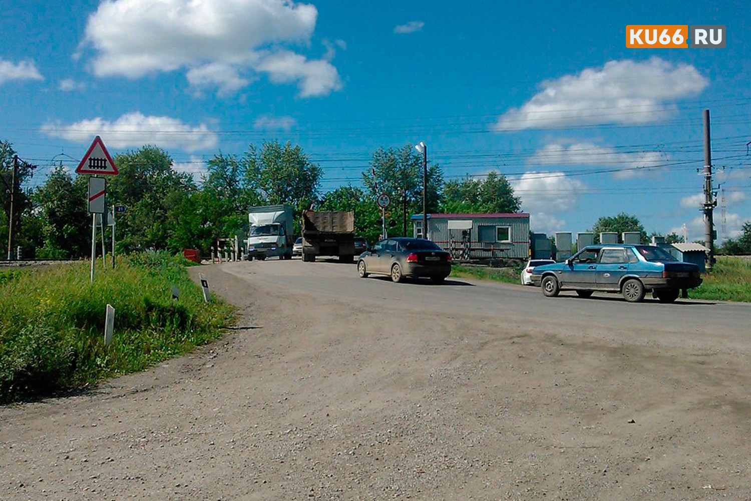 С жителями дер. Новый Завод Каменска-Уральского, которые готовятся к транспортной блокаде из-за ремонта на жд, решил объясниться мэр Шмыков