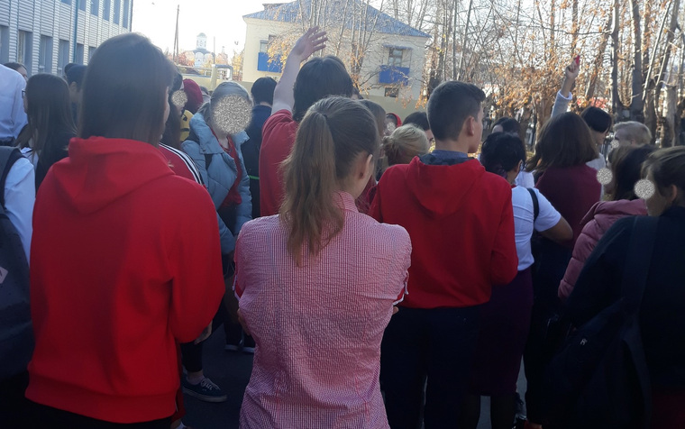 Тюменские школьники устроили акцию в поддержку уволенного за насилие учителя. ВИДЕО