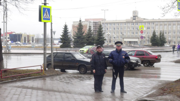 В Каменске-Уральском «анискины» вместе с инспекторами ГИБДД дежурили возле школ – сорванцам грозили пальцем и «пугали» ответственностью...