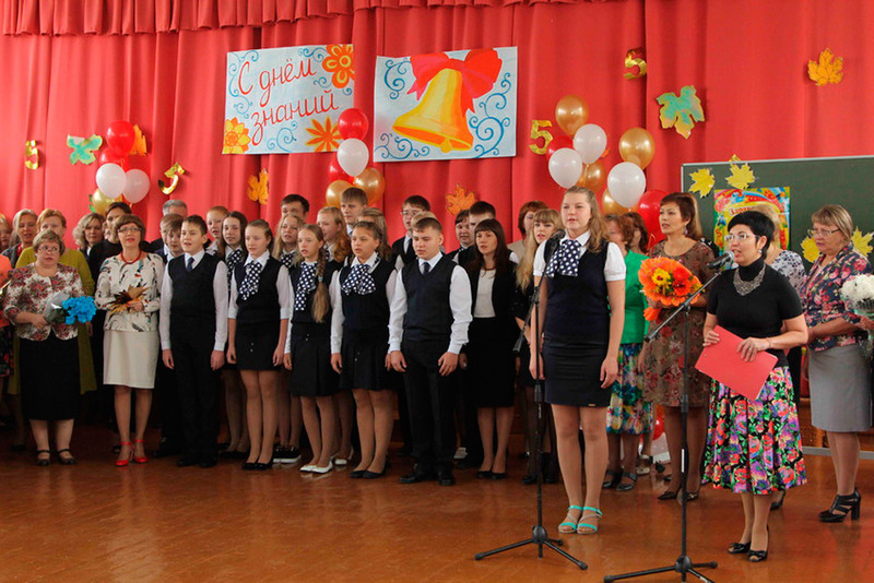 «Главное — придерживаться определенного стиля». Пока в Каменске школьники одеваются, как хотят родители. Но в 2020 году все изменится...