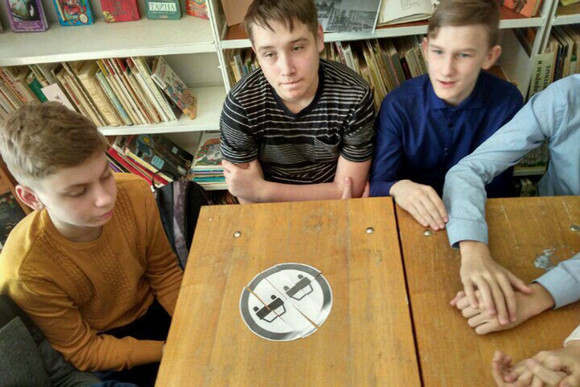 Капитан ГИБДД пришел в библиотеку, чтобы пообщаться со школьниками Каменска-Уральского, а те спросили: «Когда нам можно получать права?»