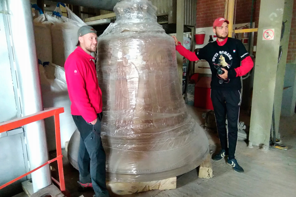 Выглядят уставшими: путешественники из Петербурга идут по «Пути Ермака» через Каменск-Уральский. «Вау. Какая красота. Даже странно...»