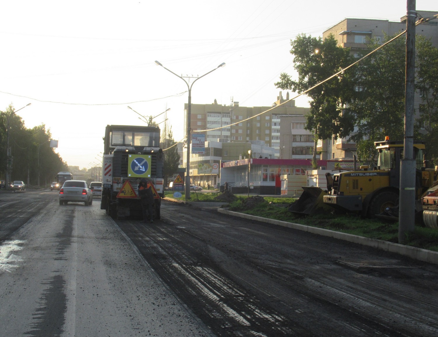 Что нового? На шести полосах пр. Победы на участке от Кунавина до Павлова в Каменске укладывают выравнивающий слой, а рядом срезан асфальт