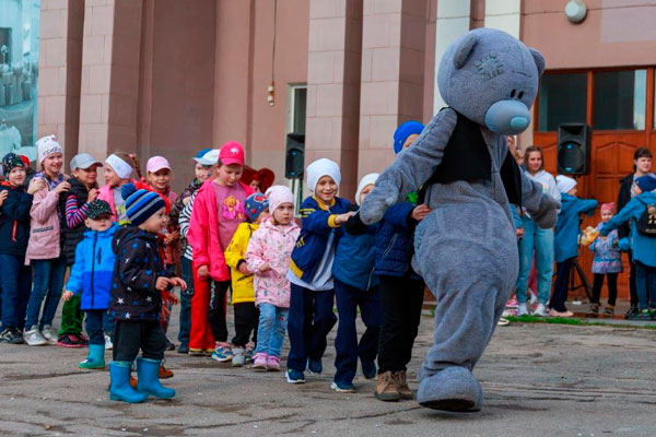 Накануне в Каменске-Уральском в парке трубников встречали лето