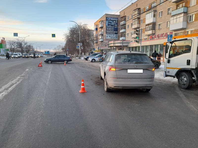 Дорожные полицейские ищут очевидцев ДТП в Каменске-Уральском, которое произошло еще два месяца назад — тогда расхлестались три автомобиля
