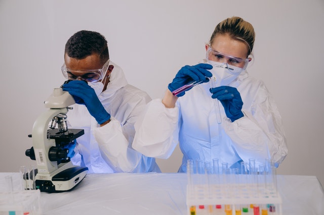 При "омикроне" риск попасть в больницу на 75% ниже, чем при других штаммах