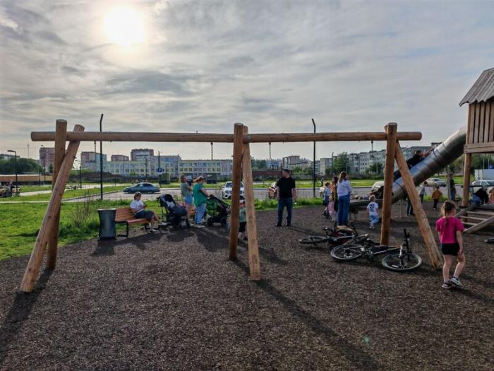 «Единственный выход — не ломать»: Байновский сад Каменска-Уральского останется без качели из-за вандалов  | Байновский сад Каменска-Уральского останется без качели из-за вандалов 