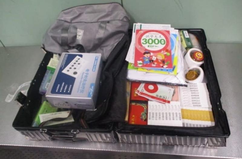 Тридцать килограммов медицинских товаров из Харбина задержали в Екатеринбурге — пассажиру грозит штраф | В аэропорту Екатеринбурга задержали мужчину с 30 кг медтоваров из Китая