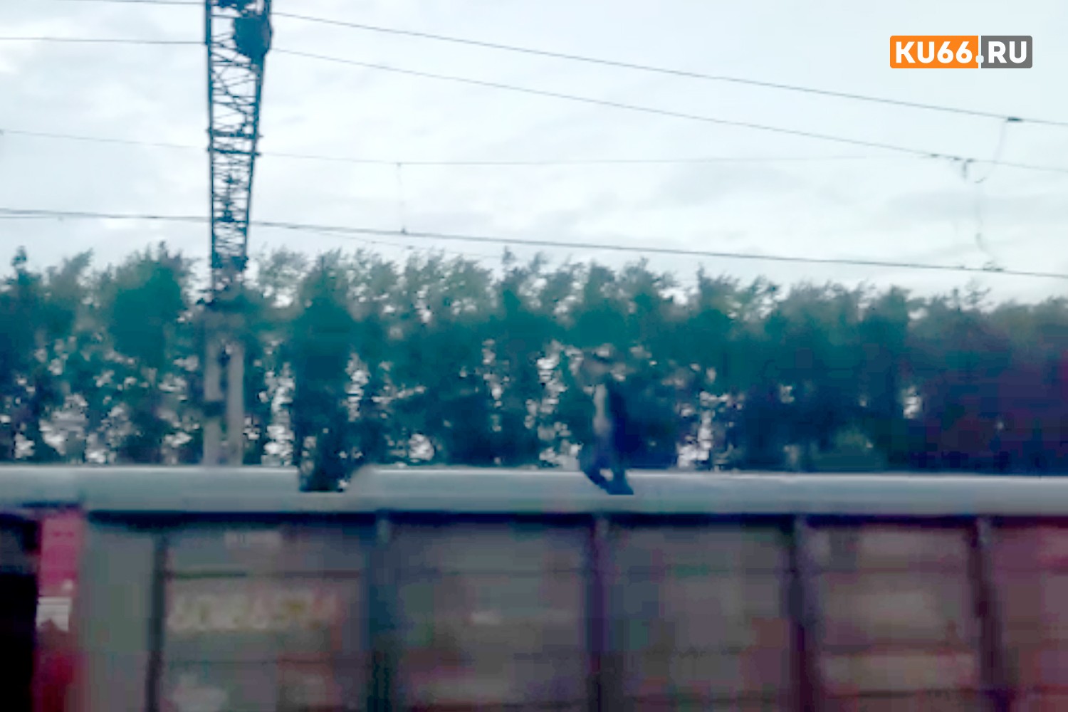 Шокирующая трагедия на ветке ж/д под Каменском-Уральским: пьяный мужчина на ходу влез на крышу локомотива. От удара током скончался на месте