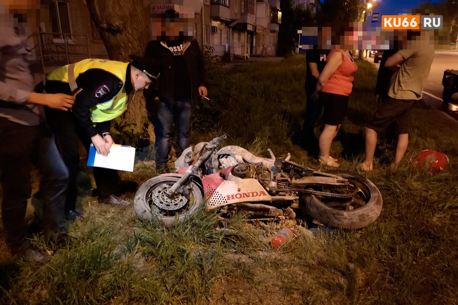 «Не уступил дорогу». Подробности жесткого пятничного ДТП в Каменске, где мотоцикл вылетел на обочину: водитель ВАЗа за рулем 23 дня!