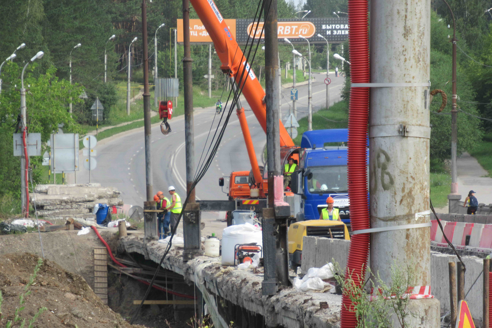 На Байновском мосту в Каменске-Уральском подрядчик демонтирует фонари и «борется» с гидроизоляцией. Вице-мэр предупредил: «За вами следят!»