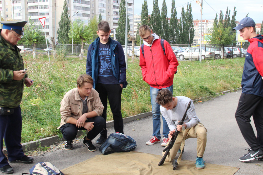 Школьники Каменска-Уральского стали участниками квеста по истории Волновахской дивизии и автопробега, совершенному работниками УАЗа