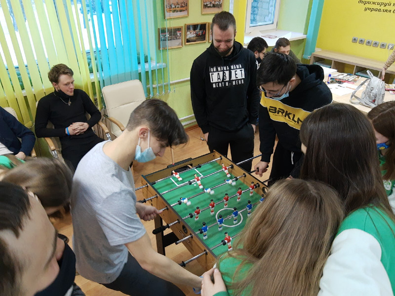 День открытых дверей в Центре молодежной политики Каменска: все пришедшие участвовали в экскурсии, разбирали автомат и играли в лото