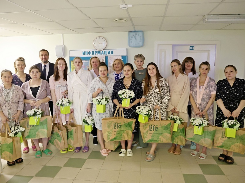 Почти 900 малышей родились в Каменске-Уральском за год: как поздравили мам | В Каменске-Уральском поздравили рожениц накануне Дня матери