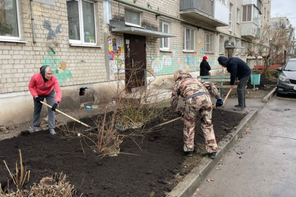 В Каменске-Уральском в одном из дворов взрослые и дети вышли на субботник