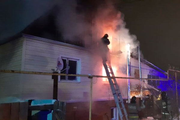 Накануне в селе под Каменском-Уральским сгорел частный жилой дом. ВИДЕО