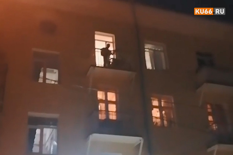 «Папа соскучился по концертам, дал один на балконе». Бард из Каменска-Уральского, сидящий в самоизоляции, спел на весь двор, как в Италии