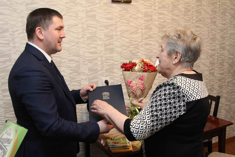 В Каменске-Уральском начали вручать путинские медали ветеранам Великой Отечественной. Первой стала женщина, «на которых держится Россия»