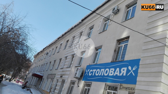 «Эх, не тем мы доверяем». Жительница Каменска-Уральского возмутилась состоянием здания администрации. Чиновник: «Несчастных случаев не было»