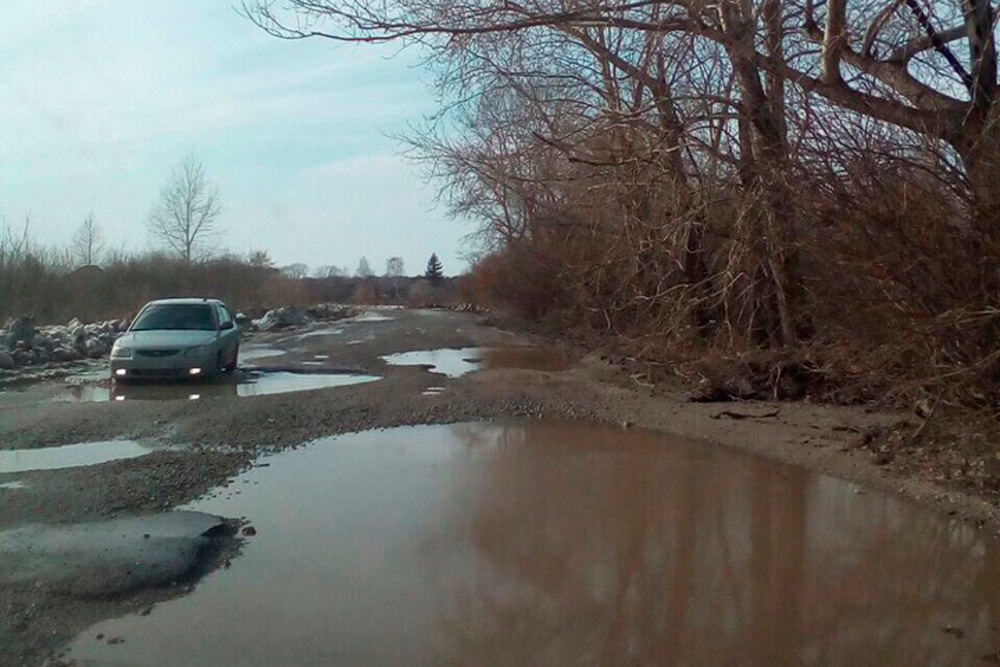Сотрудники генконсульства Германии проехались по убитой дороге, ведущей из Каменска-Уральского к колонии № 47, чтобы проведать «своих» зеков