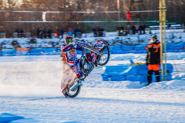 Сотни шипов и никаких тормозов. В Каменске-Уральском стартовал сезон мотогонок на льду — в выходные здесь прошли этапы Чемпионата России