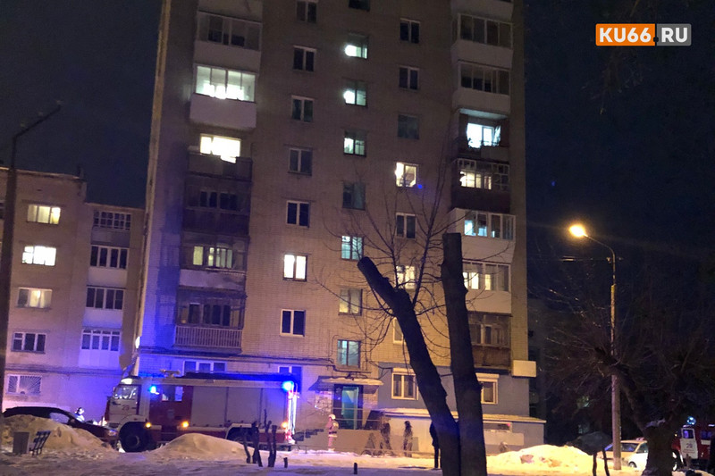 Из высотки в Каменске-Уральском спасатели вывели 12 человек — на первом этаже загорелся мусор. К месту прибыли огнеборцы на трех спецмашинах