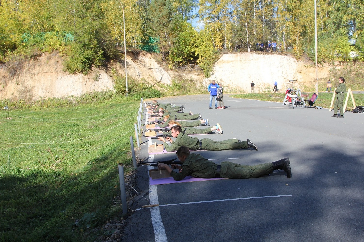 Военно-спортивные игры прошли в «Березовой роще»: школьники Каменска-Уральского состязались на выносливость и смекалку. Кто победил?