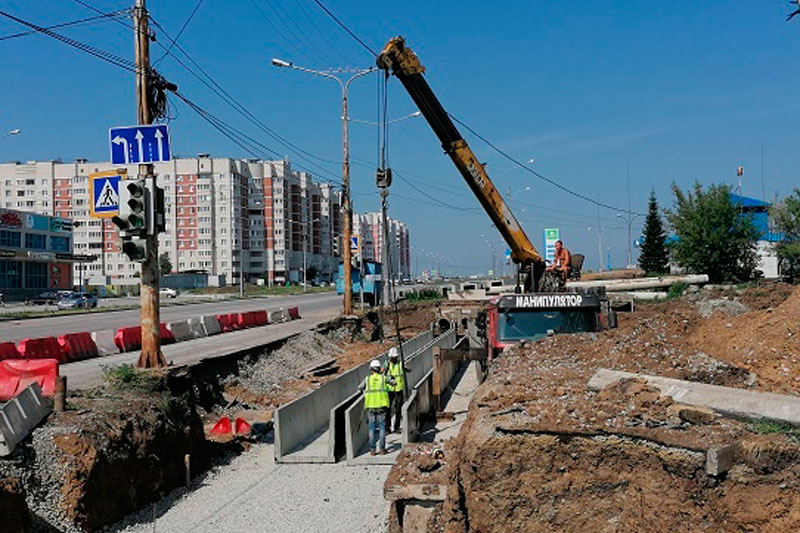 С точностью, под палящим солнцем: коммунальщики перекладывают магистральную теплотрассу на ул. Кутузова в Каменске-Уральском