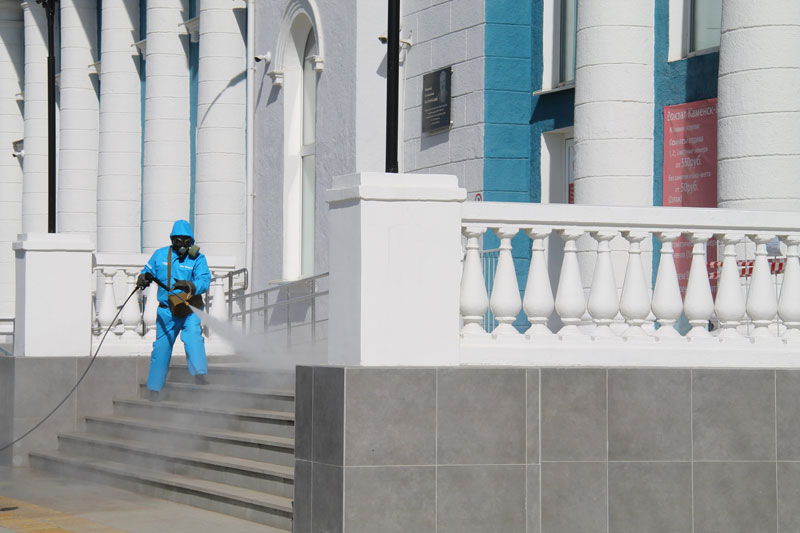 Железнодорожный вокзал, перрон и прилегающую площадь в Каменске-Уральском обработали от коронавируса 6000 литров спецраствора