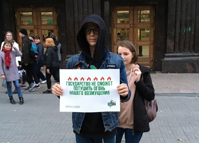 В Челябинске активист поджег на себе куртку в знак солидарности со Славиной