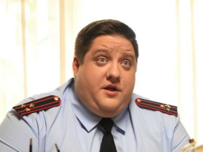 Не стало Мухича: ушёл из жизни актёр Роман Попов, любимец зрителей «Полицейского с Рублёвки» | Умер актёр и комик Роман Попов, известный по роли Мухича в сериале «Полицейский с Рублёвки» Не стало Мухича: ушёл из жизни актёр Роман Попов, любимец зрителей «Полицейского с Рублёвки» | Умер актёр и комик Роман Попов, известный по роли Мухича в сериале «Полицейский с Рублёвки»