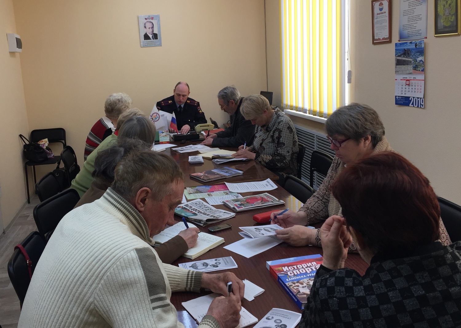 Подполковник говорил пенсионерам Каменска-Уральского, как не попасть на удочку мошенников, от которых страдают старички по всей России