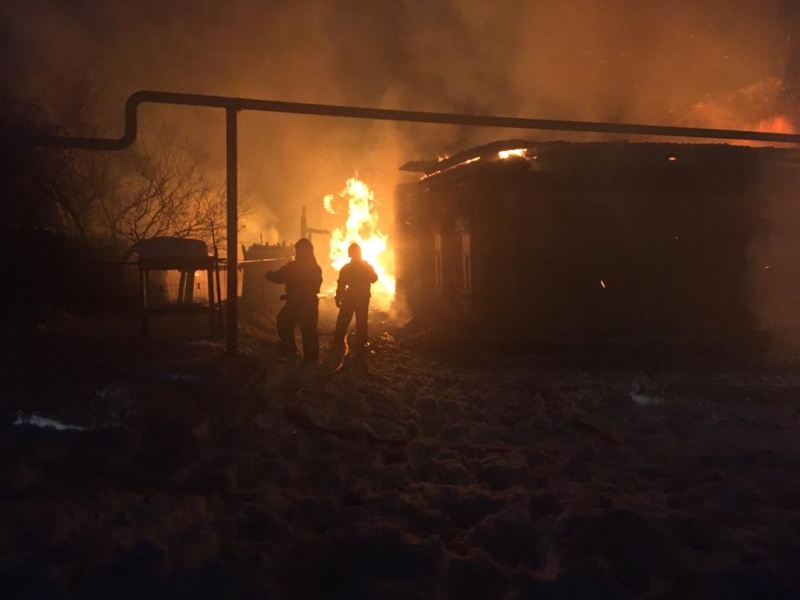 На площади 100 квадратных метров в селе под Каменском-Уральским ночью полыхало целое хозяйство — баня, дом, кровля и чердак, постройки...