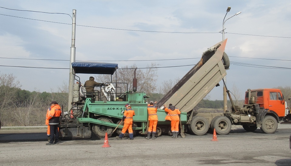 Спуск с ул. Суворова к Байновскому мосту в Каменске-Уральском залатали, с ул. Алюминиевой еще нет: перепадов на стыке не будет...