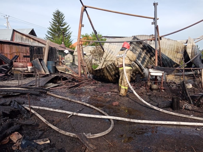 На станции под Каменском-Уральским сгорел гараж