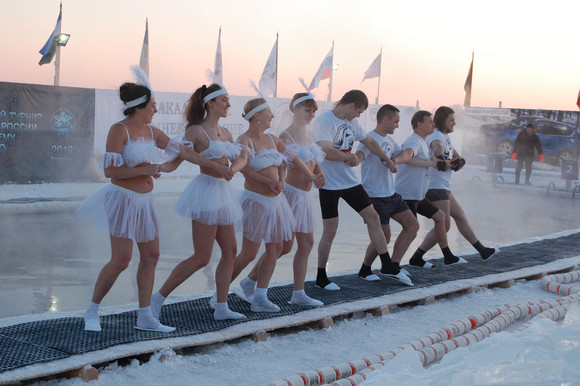 Каменцы на лютом морозе в Тюмени плавали в ледяной воде уверенно и выиграли 31 медаль. А спортсменка из Нью-Йорка установила мировой рекорд