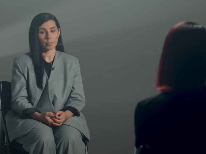 «В 16 лет я согласилась выйти замуж за 65-летнего мужчину ради квартиры для семьи»: история Александры из Каменска-Уральского, которая пережила брак с пенсионером | Жительница Каменска-Уральского рассказала, как семья продала её замуж за 65-летнего мужчину