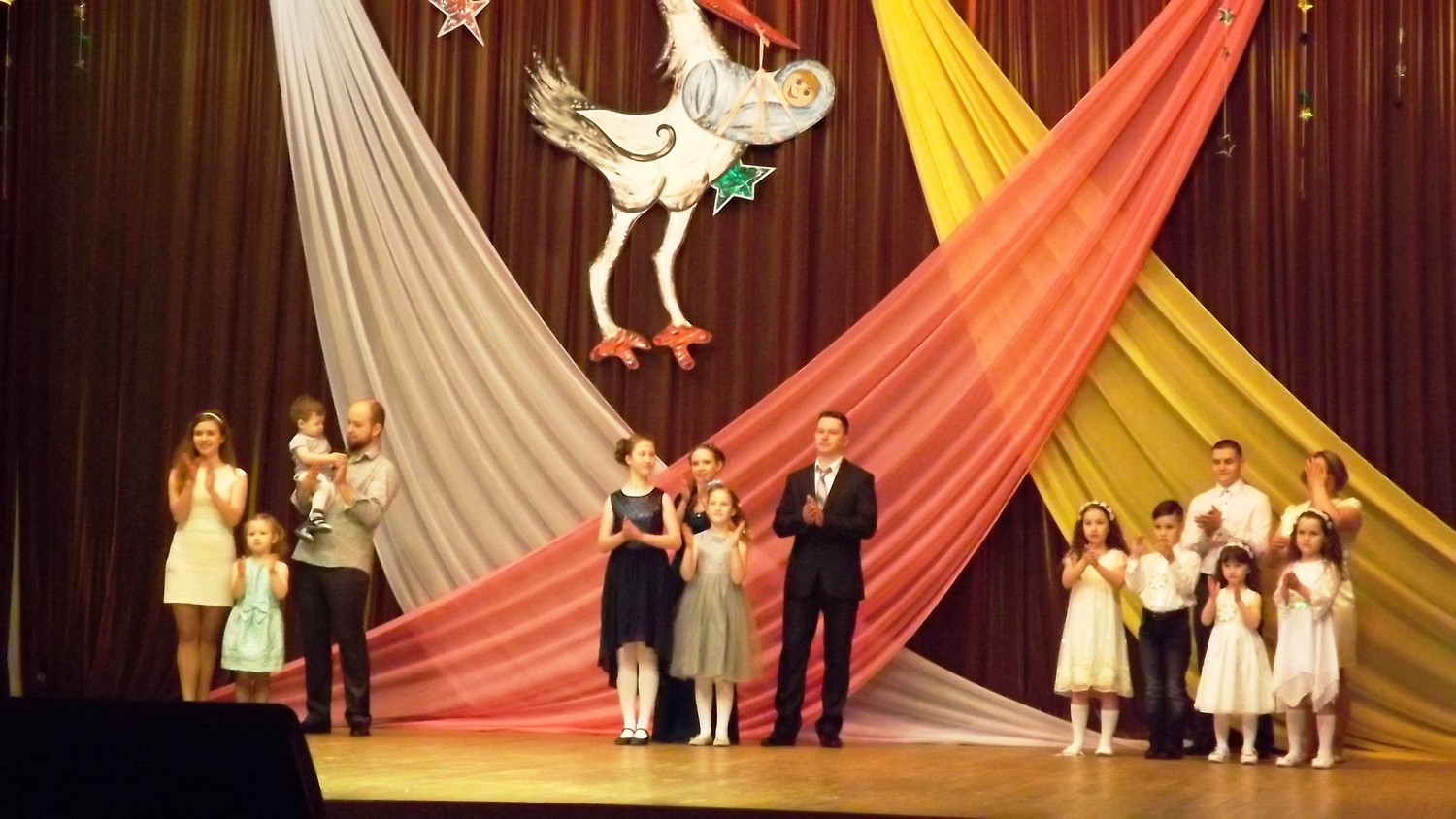 Семейное древо, спортивная эстафета и десерты своими руками: кто получил титул главной семьи Каменска по итогам городского конкурса?