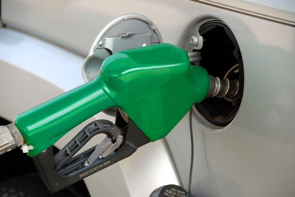 Бензина не хватает: в нескольких регионах России введены лимиты на заправку автомобилей | В России на АЗС начали ограничивать продажу бензина Бензина не хватает: в нескольких регионах России введены лимиты на заправку автомобилей | В России на АЗС начали ограничивать продажу бензина