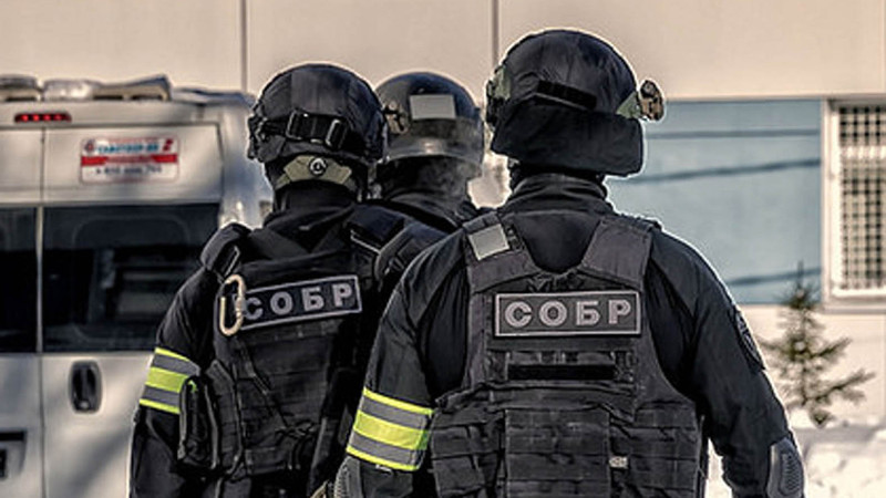 Следователи выяснили, почему бойцы СОБРа стреляли по двери парня, укравшего обои. Подробности штурма