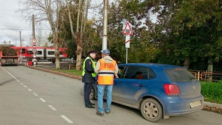 В Каменске-Уральском прошёл месячник «Внимание, переезд!» с участием ГИБДД и РЖД | В Каменске-Уральском усилили контроль за безопасностью на железнодорожных переездах