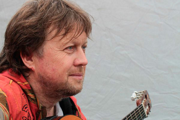 Каменский певец, который уже много лет не участвовал в конкурсах, победил в онлайн-фестивале «Северная бухта» с песней «Девочка на шаре»