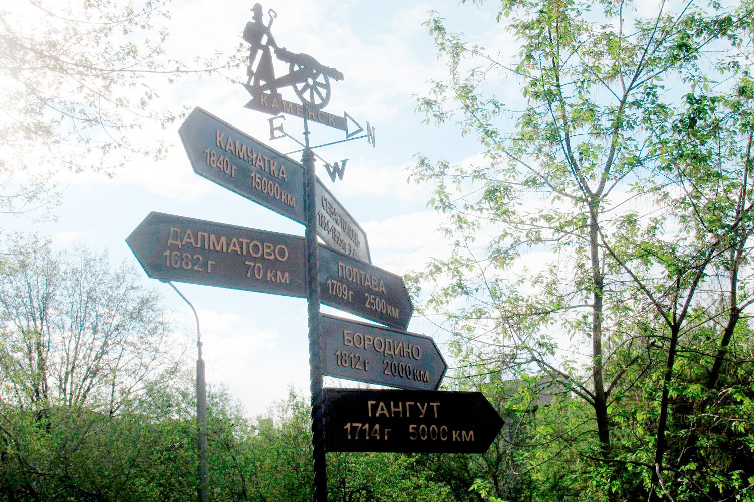 Работа над ошибками: букву «о» в слове на флюгере, отправляющем гостей и жителей Каменска-Уральского в Далматово, исправили на «а»