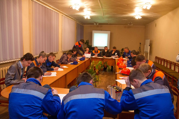 Да будет свет! Накануне Дня энергетика на Синарском трубном заводе прошел конкурс профмастерства среди молодых электромонтеров