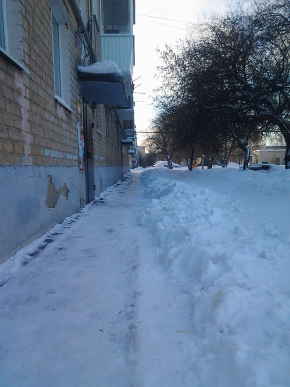 «Чтобы исключить случаи подтопления…» УК в Каменске-Уральском озаботилось вывозом снега из дворов. Приоритет там, где застройка плотная