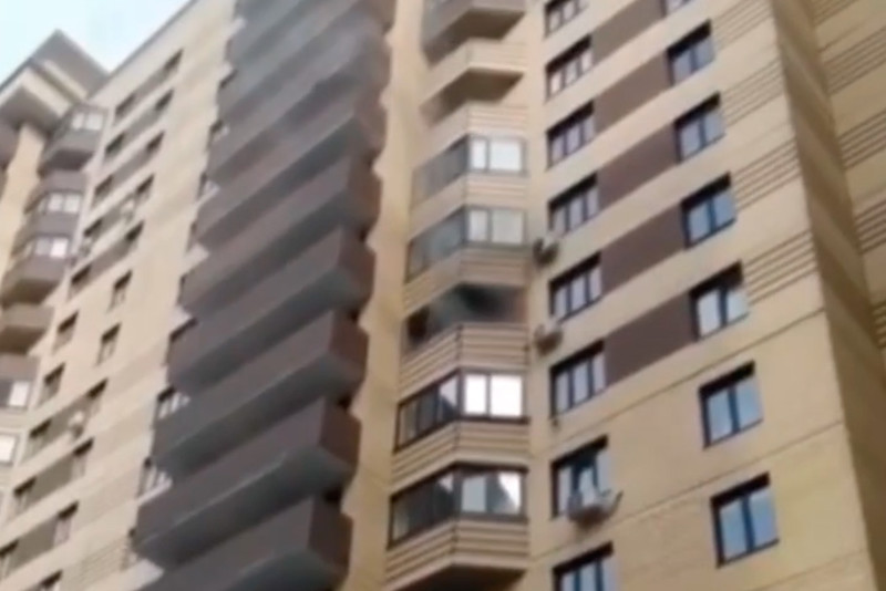 В тюменской многоэтажке прогремел взрыв. ВИДЕО